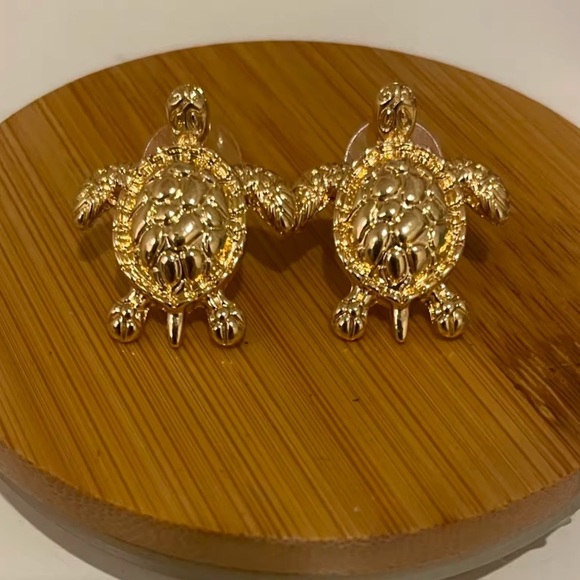 Sea Turtle Gold Stud Earrings - Picture 13 of 16